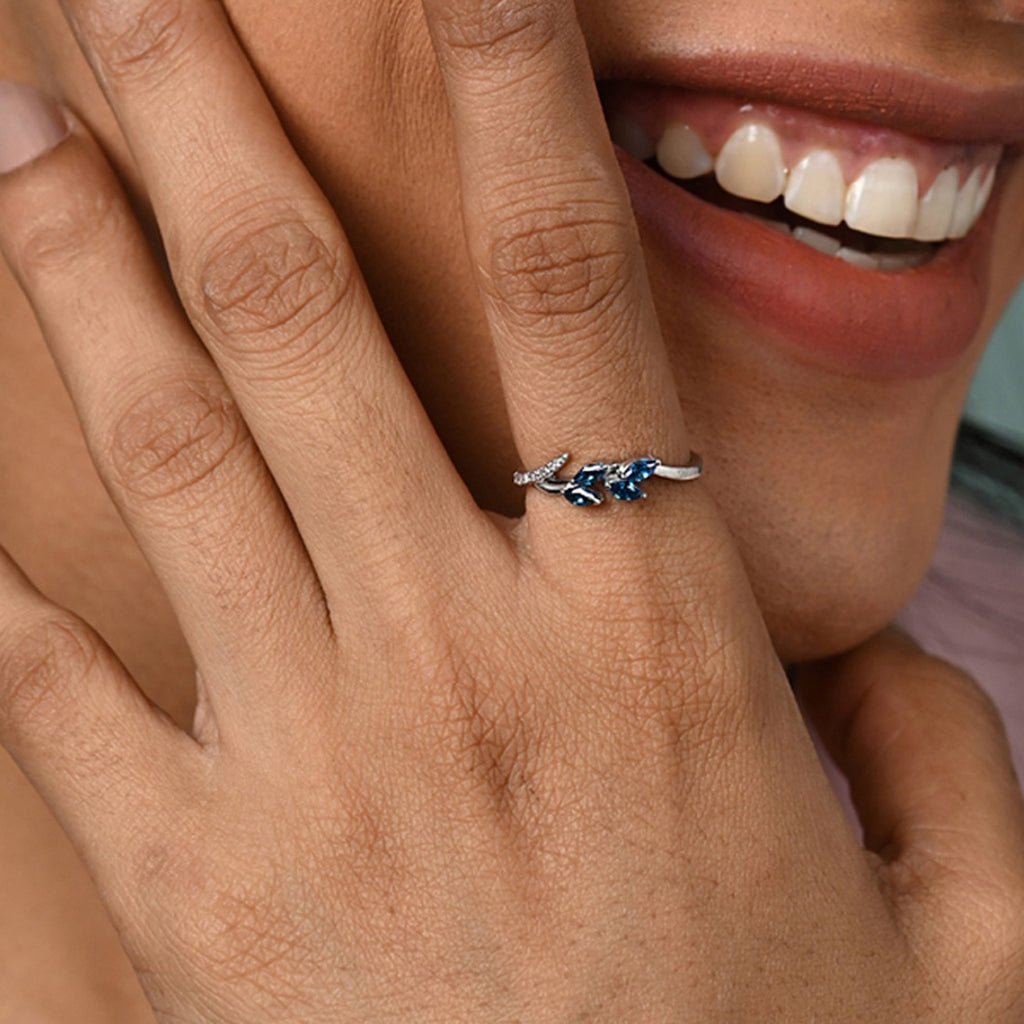 Silver Tonje Curved Blue Leaf Ring